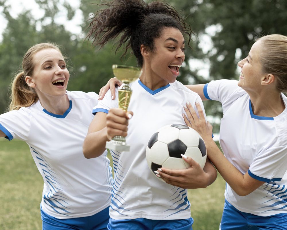 medium-shot-woman-holding-cup