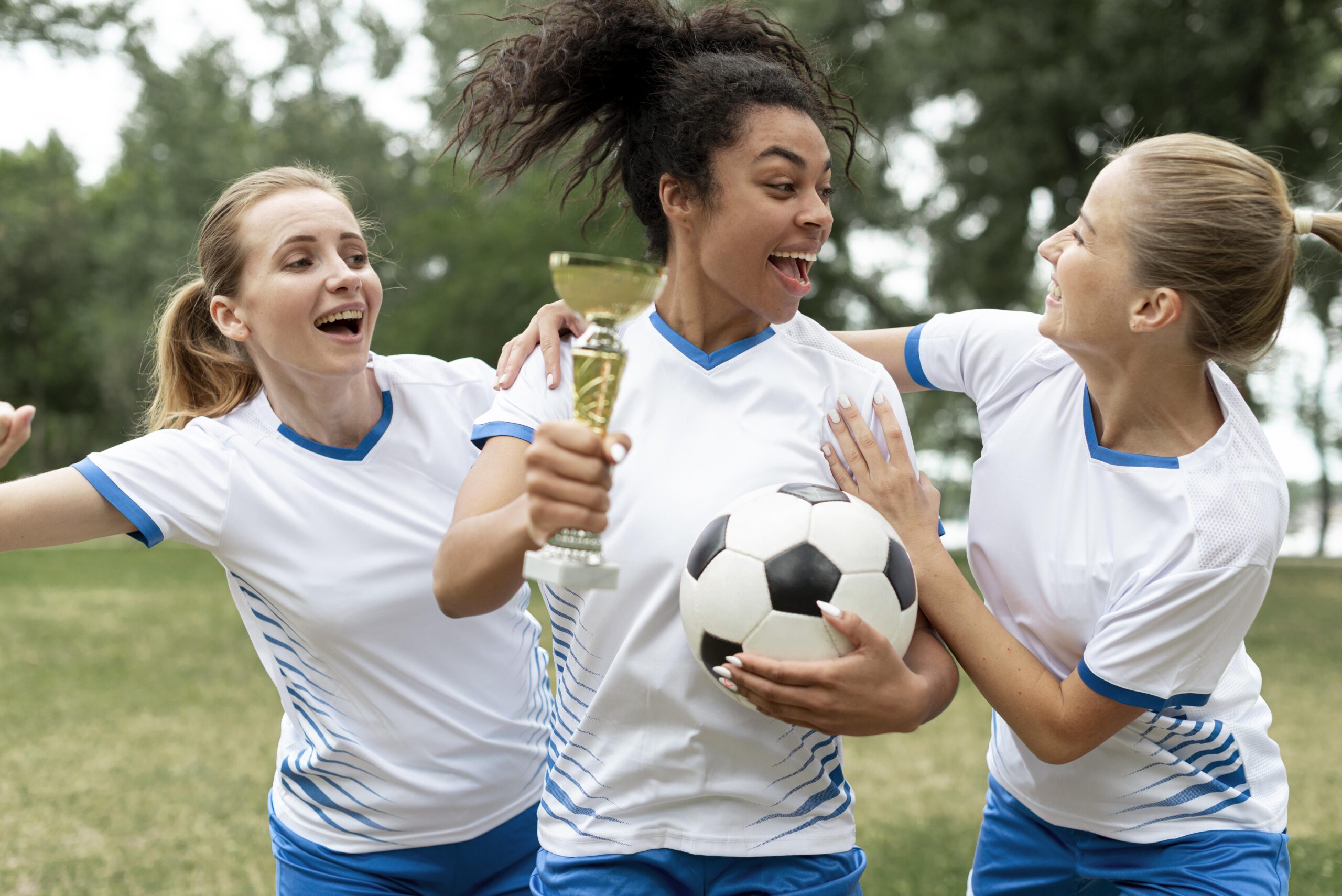 medium-shot-woman-holding-cup